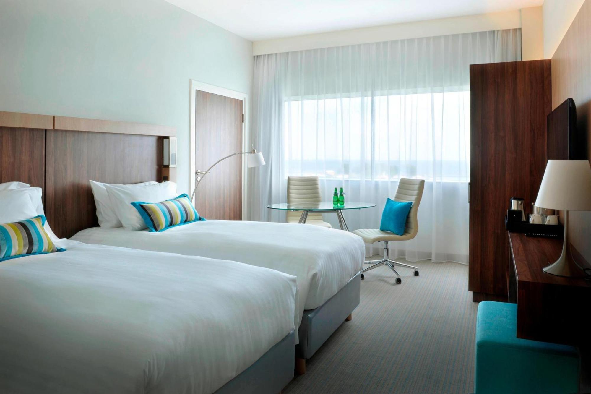Courtyard By Marriott Waterfront Готель